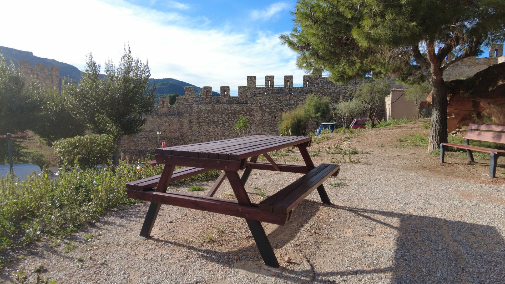 Mesa de picnic y 3 bancos montblanc interior muralla DJI 0838 mappicnic