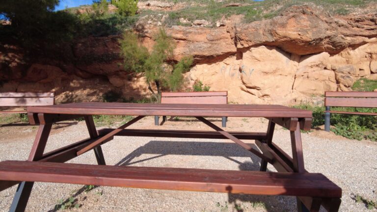 Mesa de picnic y 3 bancos montblanc interior muralla DJI 0839 mappicnic 768x432