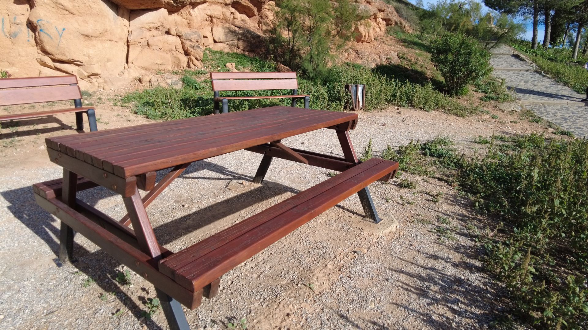Mesa de picnic y 3 bancos montblanc interior muralla DJI 0840 mappicnic