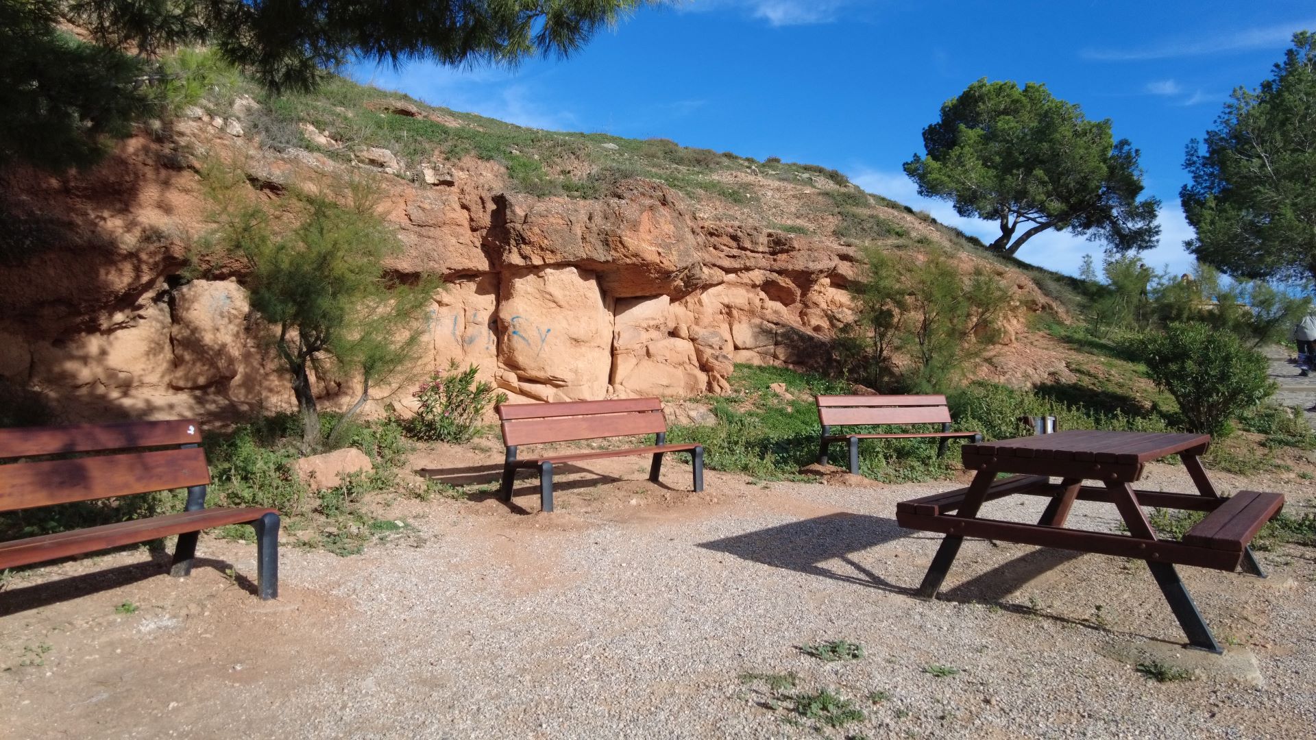 Mesa de picnic y 3 bancos montblanc interior muralla DJI 0841 mappicnic