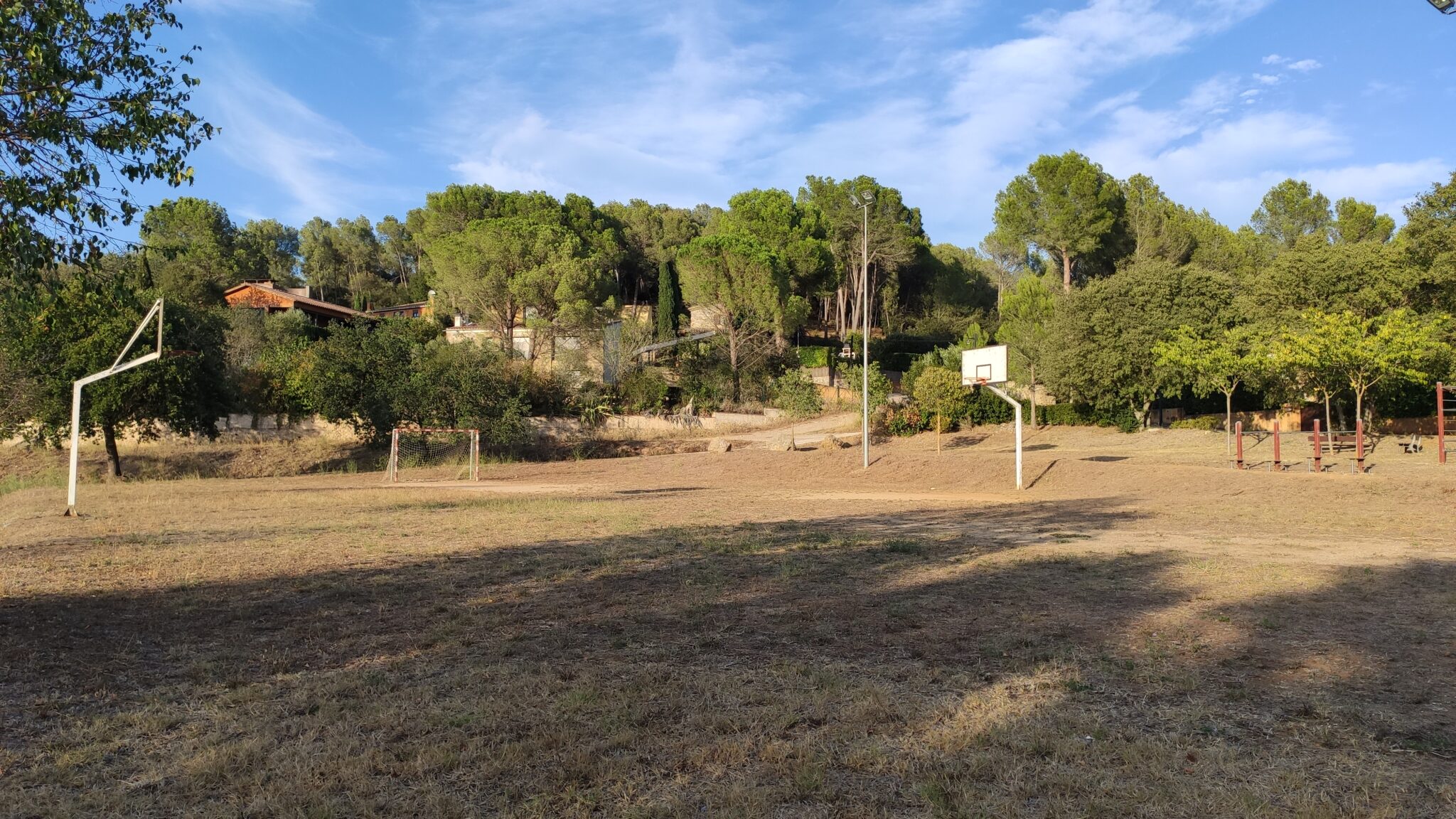 zona de picnic parque infantil saus camallera i llampaies16 2048x1152
