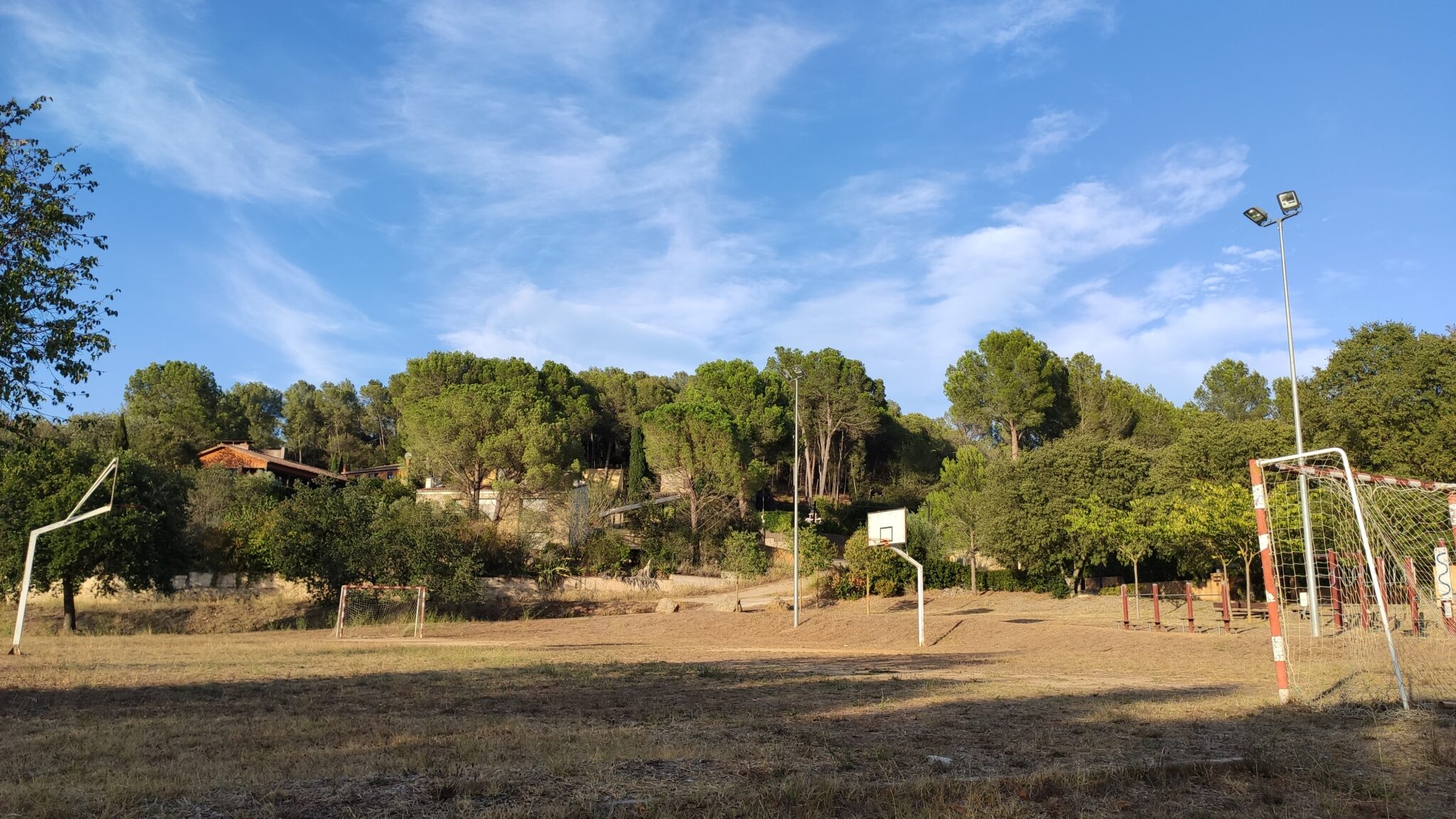 zona de picnic parque infantil saus camallera i llampaies22 2048x1152