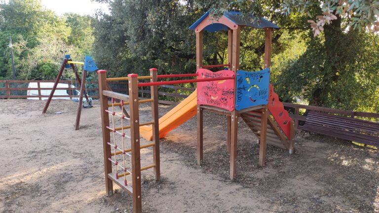 zona de picnic parque infantil saus camallera i llampaies8 768x432