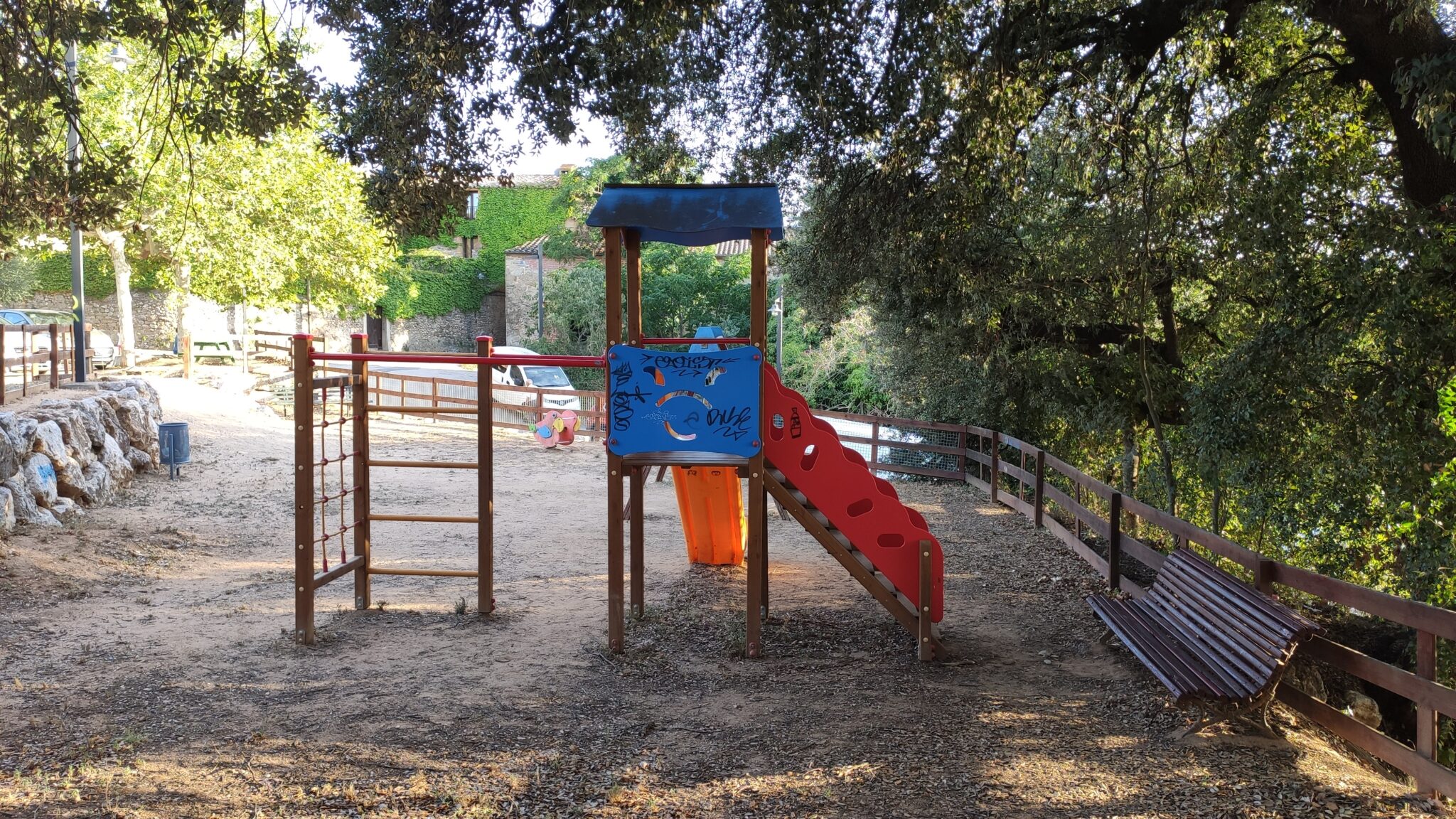 zona de picnic parque infantil saus camallera i llampaies9 2048x1152