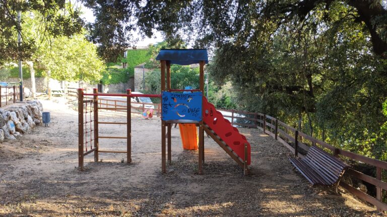 zona de picnic parque infantil saus camallera i llampaies9 768x432