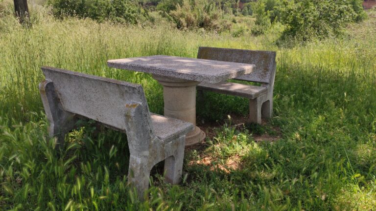 Mesa picnic piedra llerona passeig fluvial2 768x432