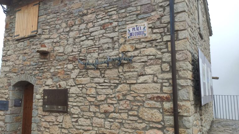 Mesa Picnic Placa del castell castellar de nhug 3 768x432