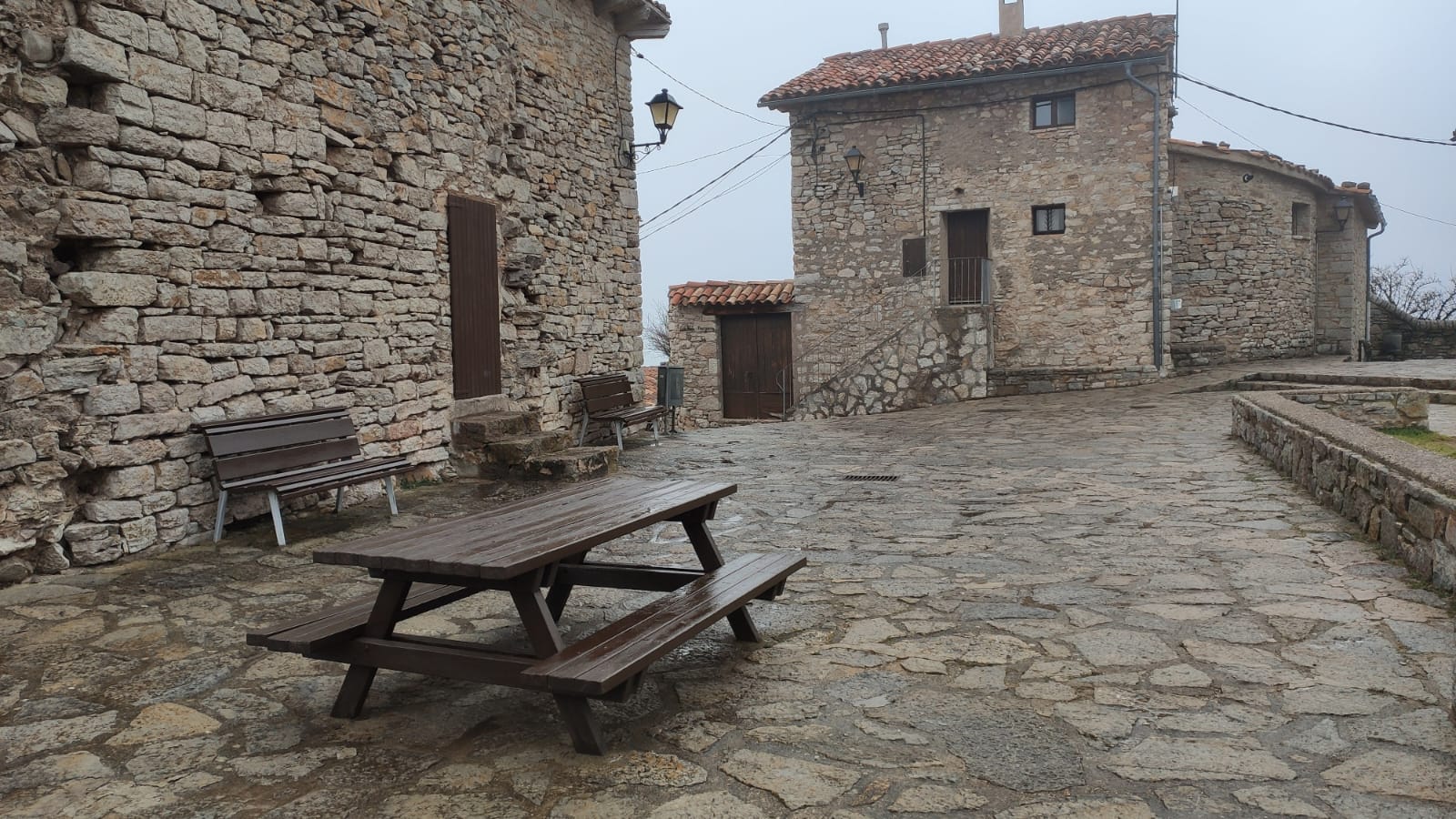 Mesa Picnic Placa del castell castellar de nhug 5