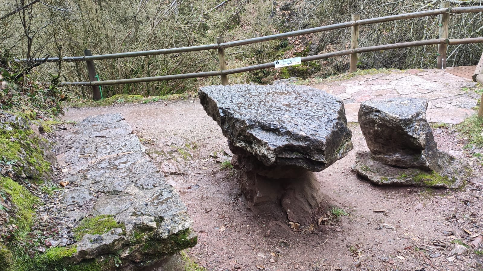 Mesa de pidra Picnic Les fonts del llobregat Castellar de nhug mappicnic