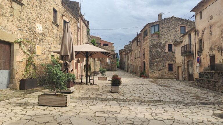 poble medieval pubol girona i zona de picnic 16 768x432