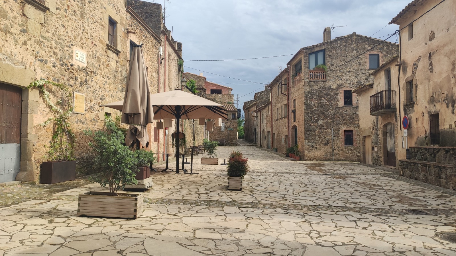 poble medieval pubol girona i zona de picnic 16