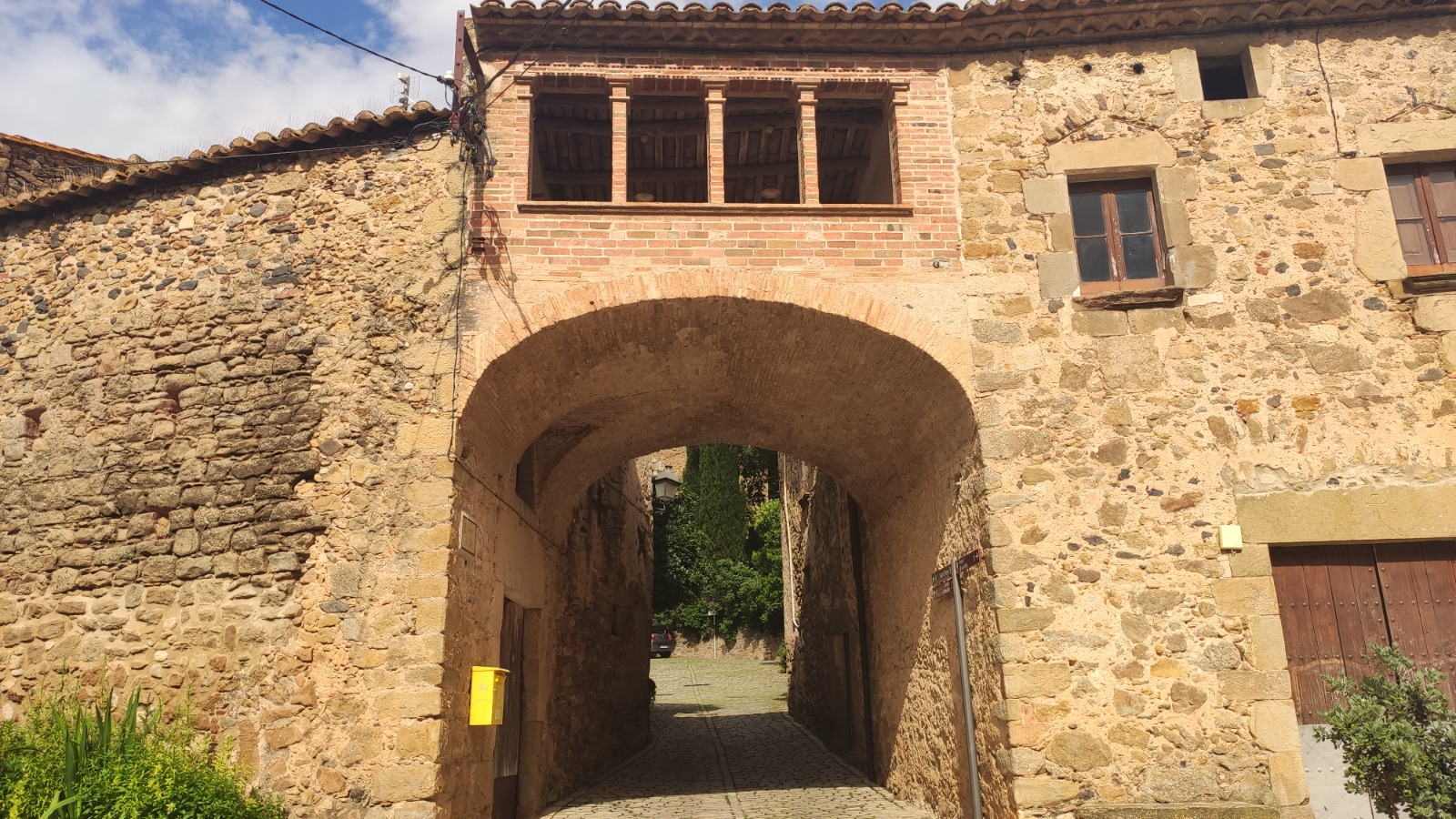 poble medieval pubol girona i zona de picnic 17