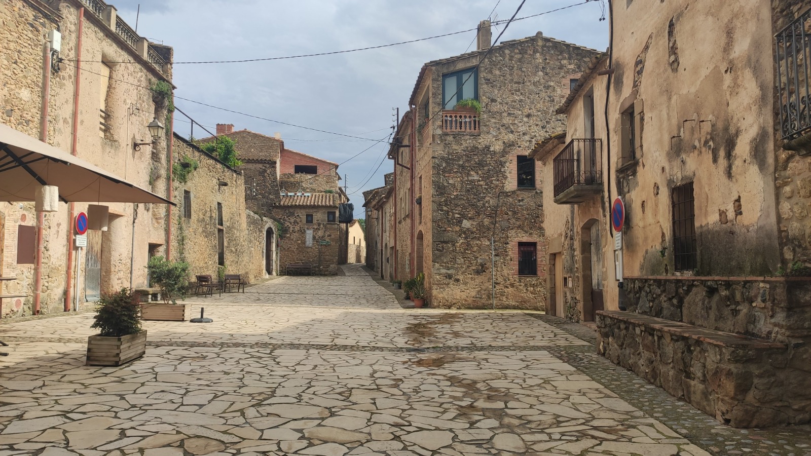 poble medieval pubol girona i zona de picnic 18