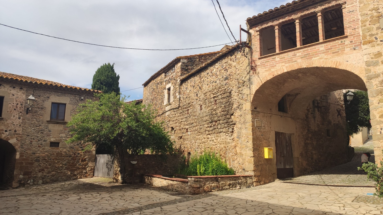 poble medieval pubol girona i zona de picnic 19