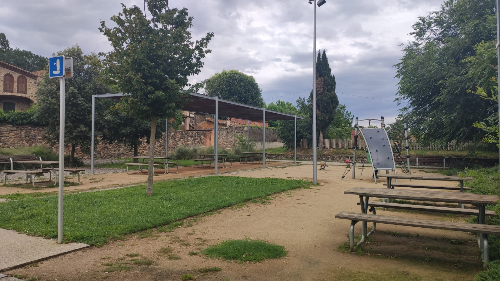 poble medieval pubol girona i zona de picnic 21